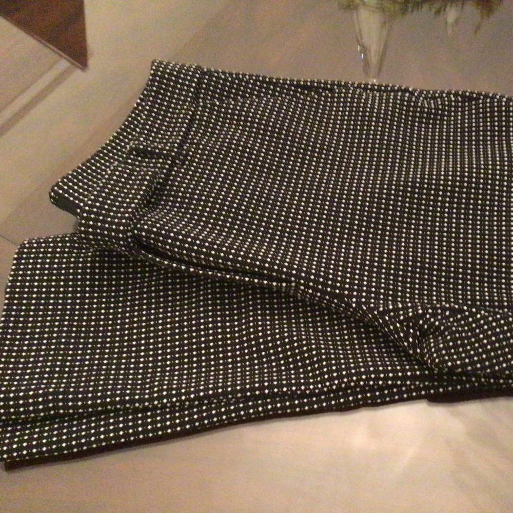 Like New!  Very Cute WHBM Black and White Ankle pants